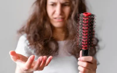 Chute de cheveux : comprendre les causes pour agir rapidement et efficacement