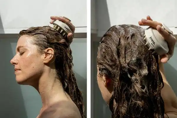 Brosse stimulante cuir chevelu Juste Paris sur cheveux mouillés - UnivHair