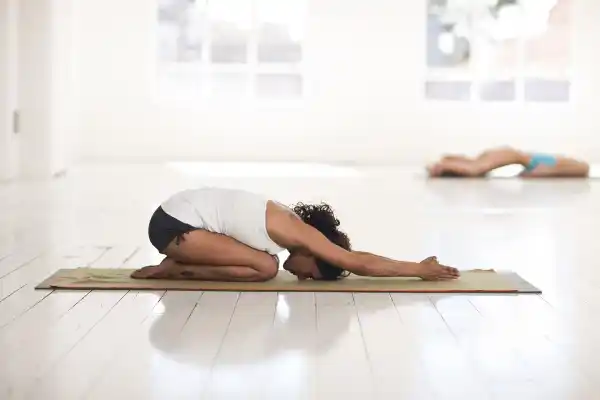 La posture de l’Enfant – Balasana - avec les bras en avant