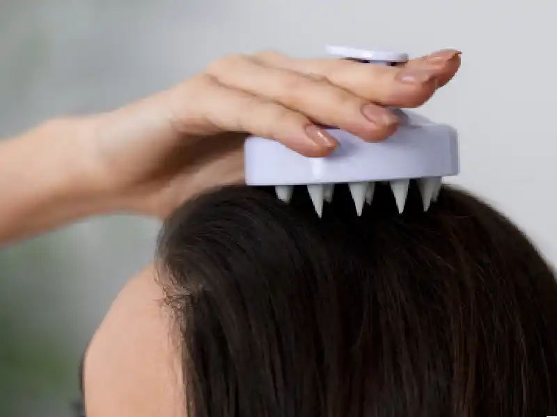 Massage cuir chevelu à la Stimulating Scalp Brush - Delivered by Freepik