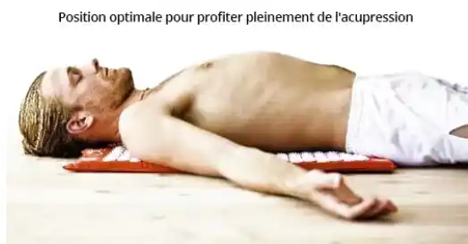 Homme allongé sur tapis d'acupression