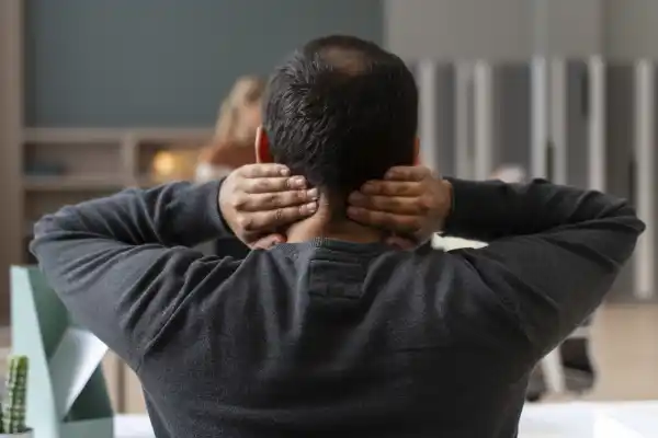 Homme perdant ses cheveux au niveau de la couronne - Freepik